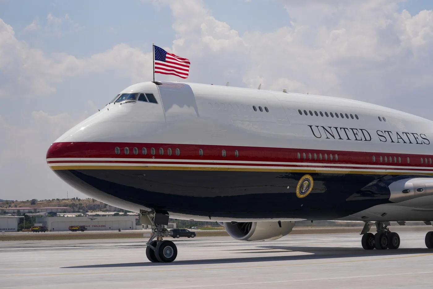 Avionul Air Force One pregătit pentru zbor, cu steagul american pe fuselaj.
