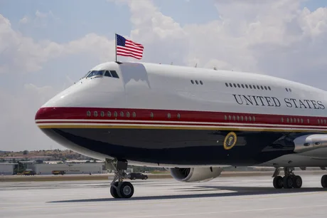 Avionul Air Force One pregătit pentru zbor, cu steagul american pe fuselaj.
