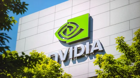 Logo-ul Nvidia pe un fundal verde, înconjurat de plante verzi.