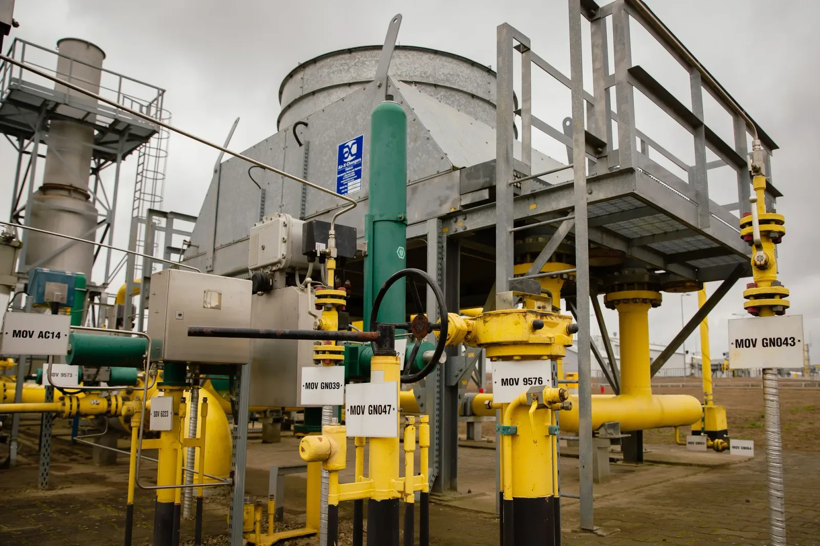 Instalație de gaz cu conducte și valve, simbolizând piața energetică.