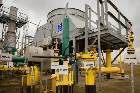 Instalație de gaz cu conducte și valve, simbolizând piața energetică.