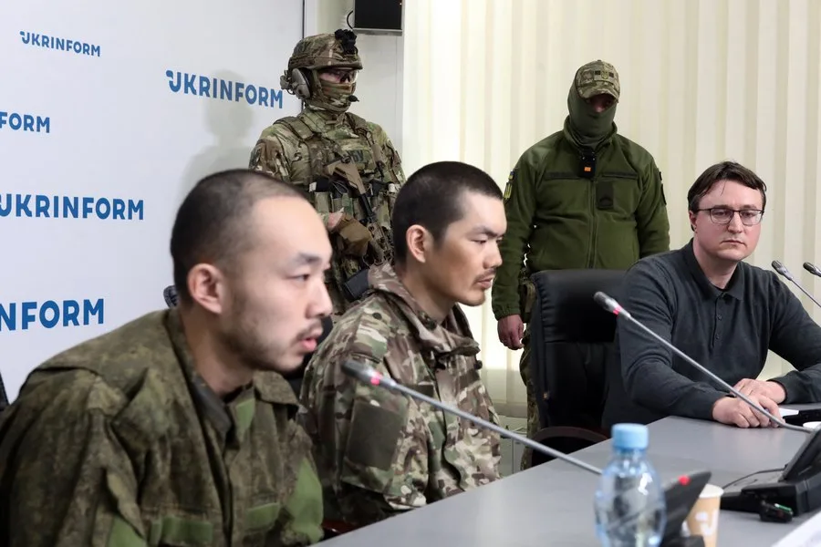 Combatanți străini în fața oficialilor ucraineni, discuții despre prizonieri.