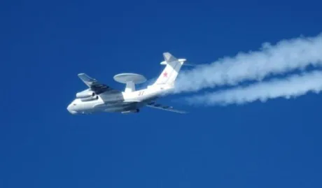 Avion rusesc A-50U în zbor, cu urme de condens în urma sa.