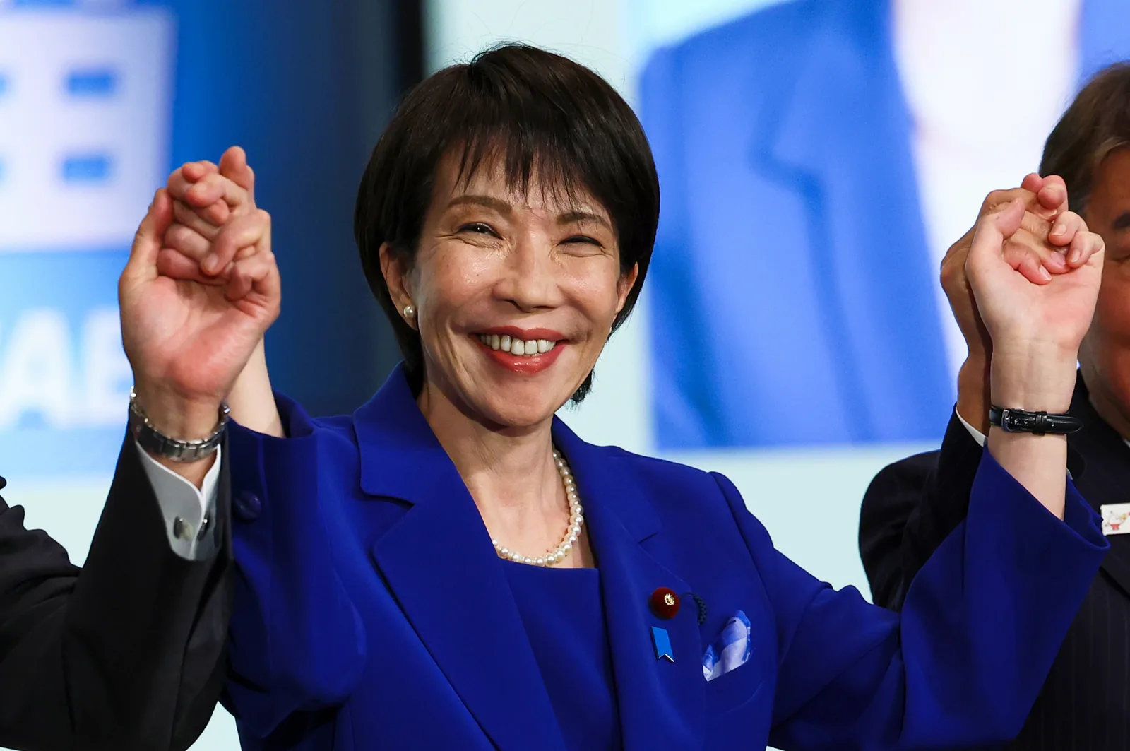 Sanae Takaichi, prima femeie premier din Japonia, zâmbind la un eveniment electoral.