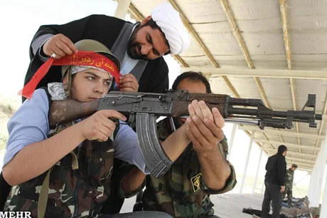 Tinerii militari antrenați cu arme în contextul tensiunilor din Golful Persic.