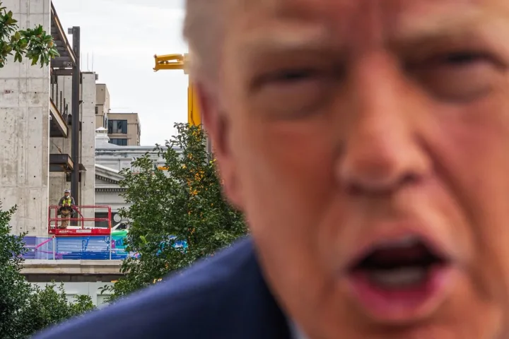 Donald Trump în prim-plan, cu lucrări în fundal la Casa Albă.