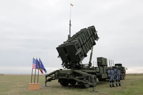 Sistem de apărare aeriană în România, cu steaguri NATO și americane.