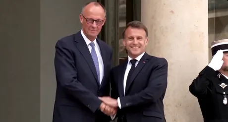 Emmanuel Macron și un oficial german la o întâlnire diplomatică.