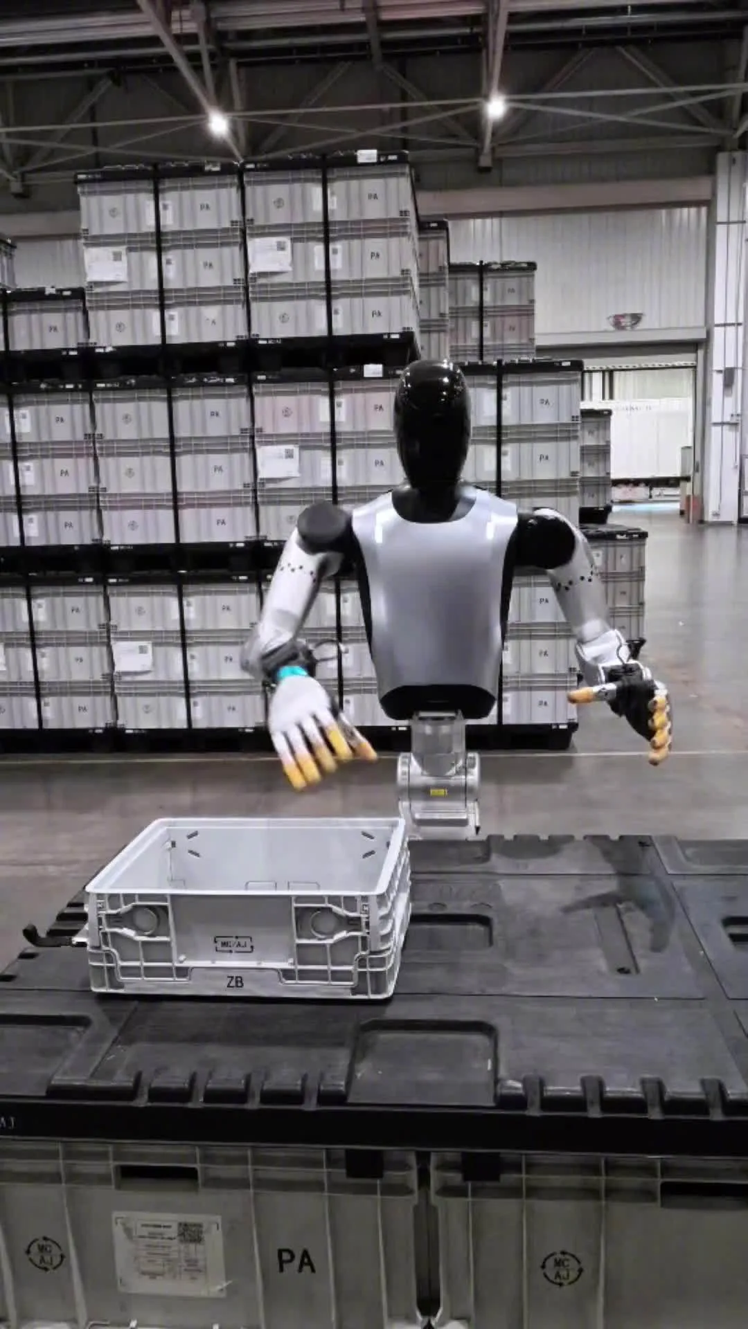 Robot Xiaomi în fabrică, pliază cutii și interacționează cu alți roboți.