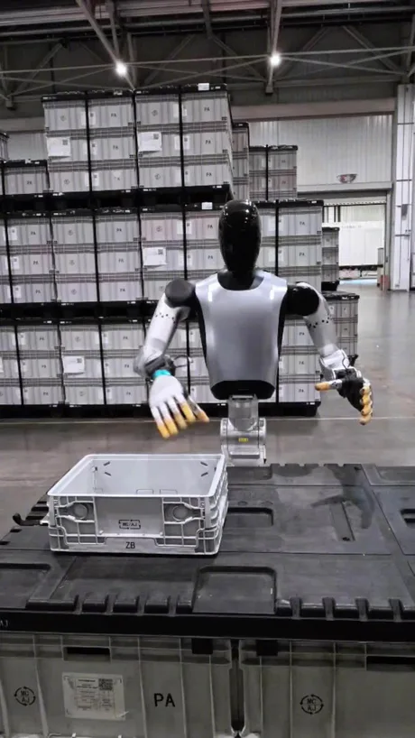 Robot Xiaomi în fabrică, pliază cutii și interacționează cu alți roboți.