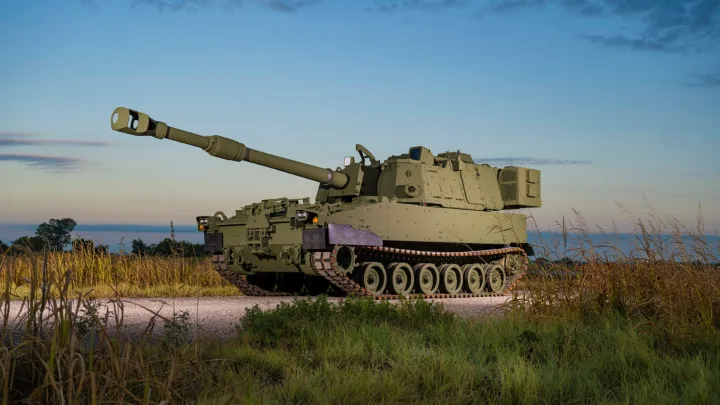 Obuzierul autopropulsat M109A7 Paladin pe câmpul de testare, pregătit pentru evaluări.
