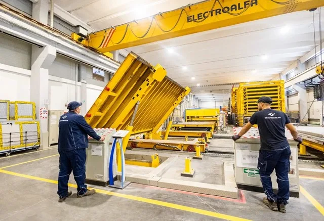Lucrători la Electro-Alfa, implicati în infrastructura feroviară.