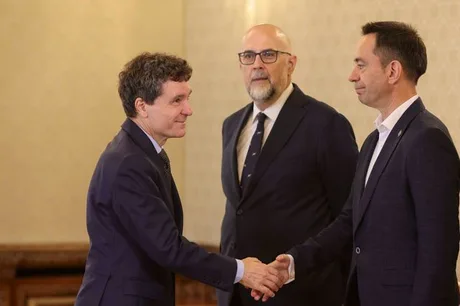 Întâlnire între lideri politici pentru discuții despre guvernare.