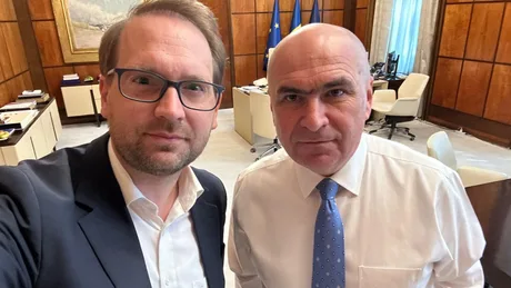 Politicieni discutând despre ancheta Mykonos-Nordis în biroul parlamentar.