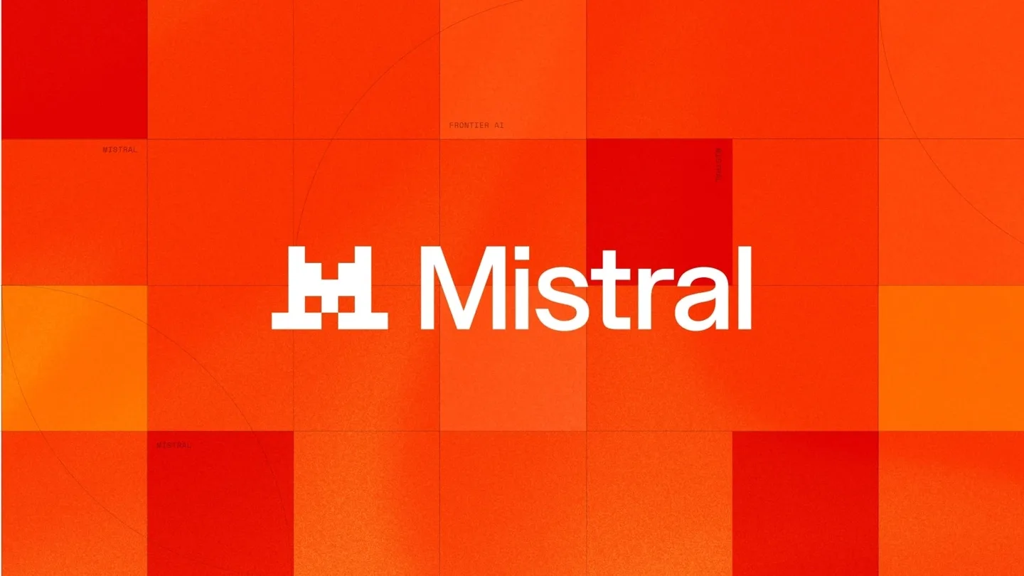 Logo-ul Mistral AI pe un fundal portocaliu vibrant.