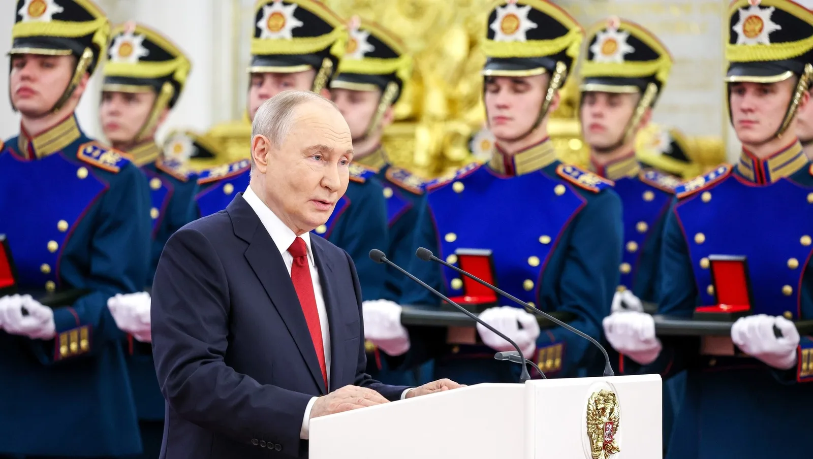 Vladimir Putin susține un discurs în fața soldaților în uniformă.