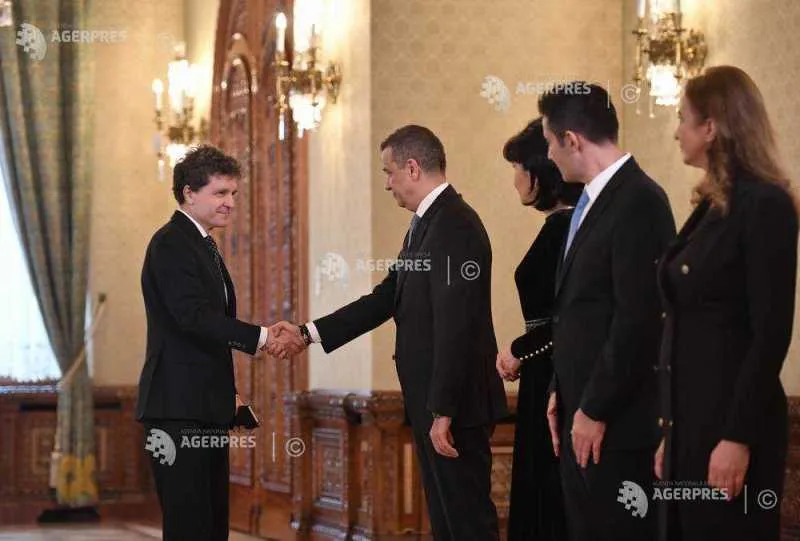 Sorin Grindeanu și Nicușor Dan la o întâlnire oficială, discutând despre colaborarea politică.