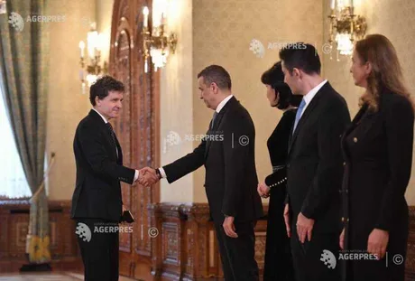 Sorin Grindeanu și Nicușor Dan la o întâlnire oficială, discutând despre colaborarea politică.