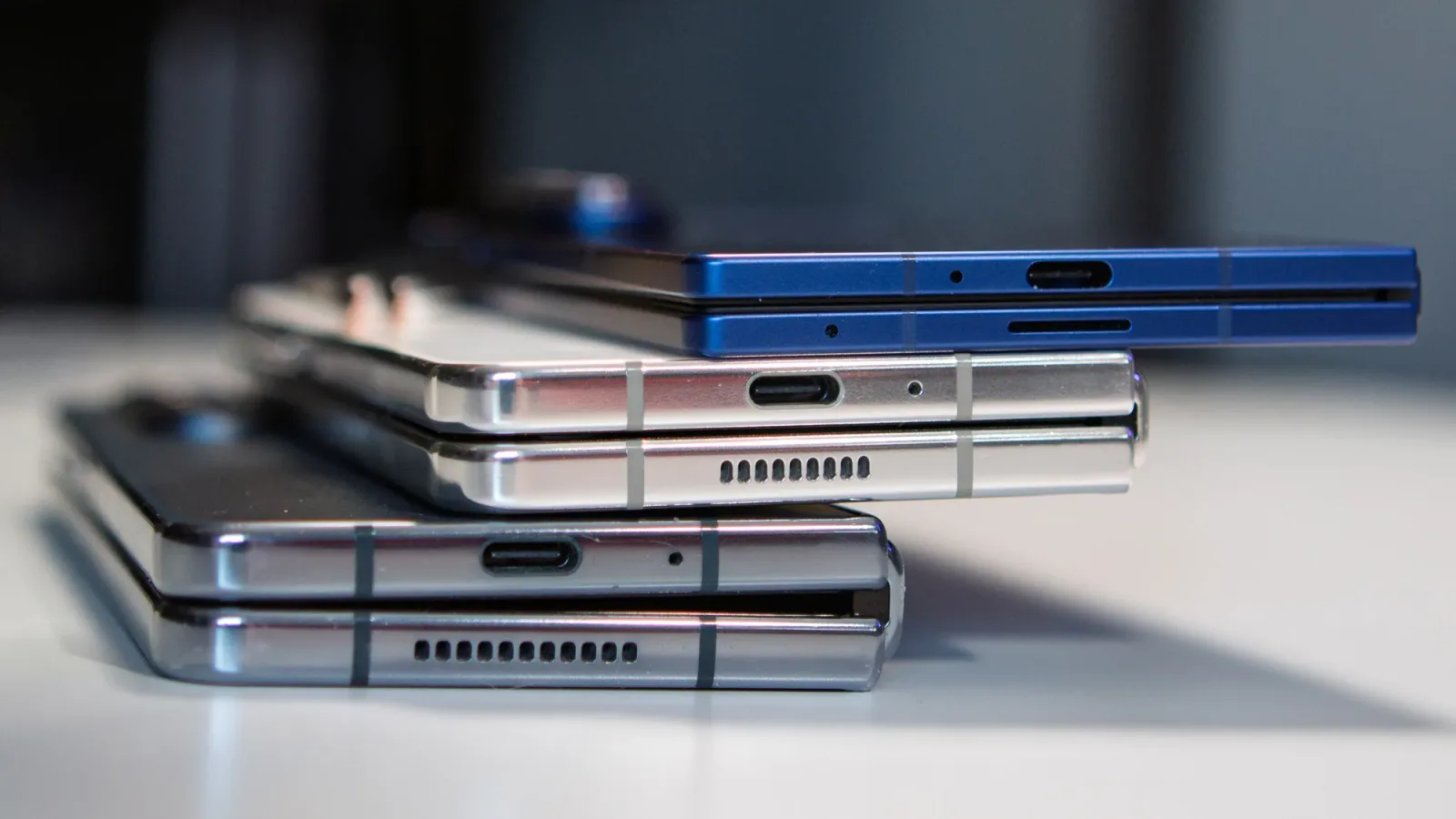 Patru telefoane Samsung așezate pe o masă, evidențiind designul lor.