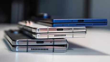 Patru telefoane Samsung așezate pe o masă, evidențiind designul lor.