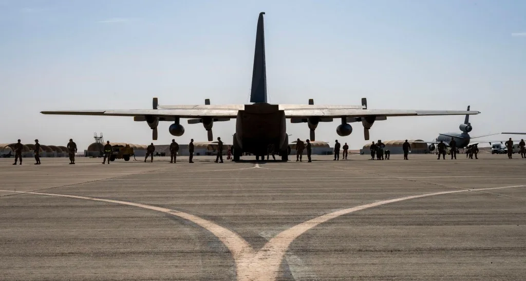 Soldați americani pe pista unei baze aeriene din Arabia Saudită.