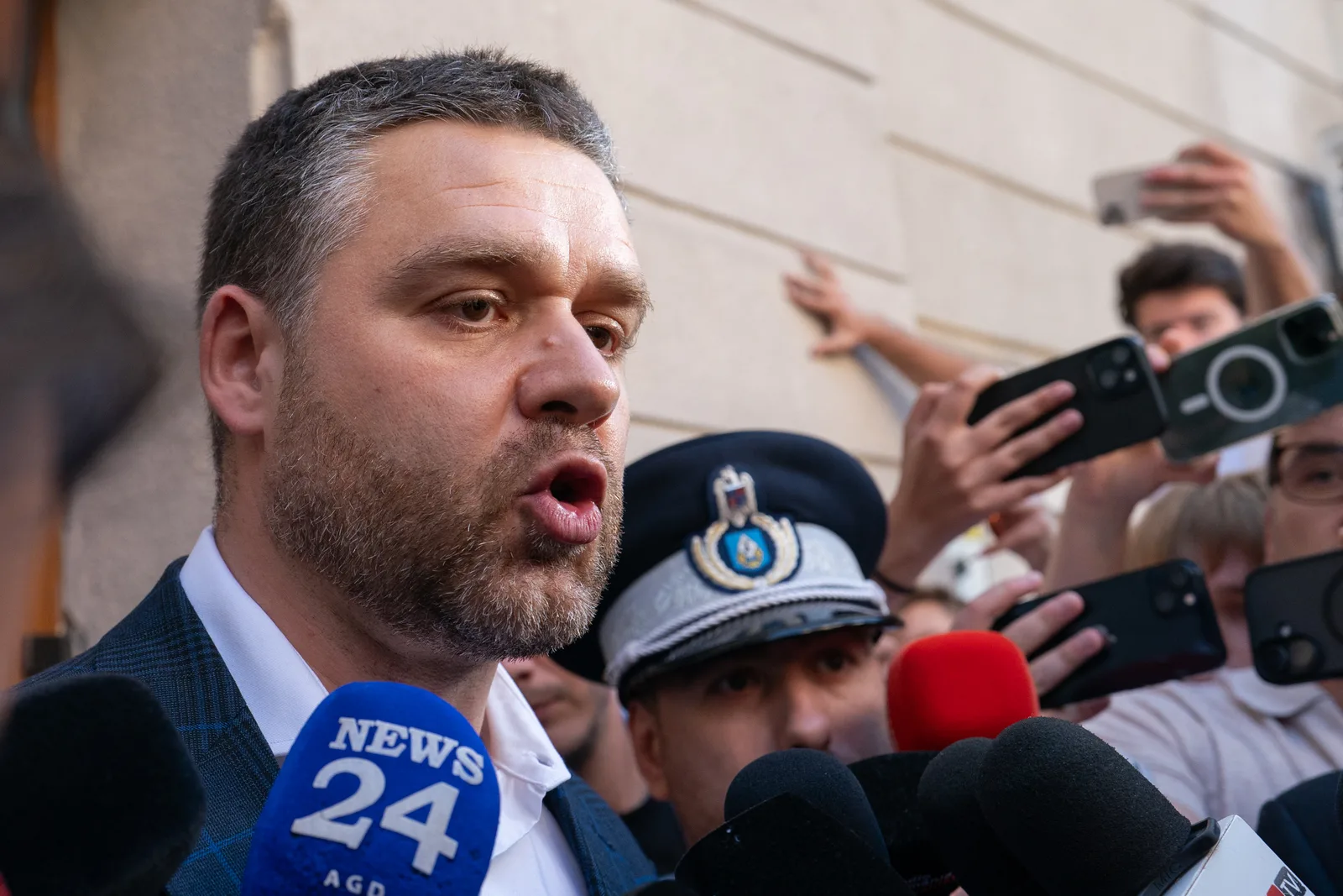 Ciprian Ciucu discutând cu jurnaliști în fața clădirii judiciare.