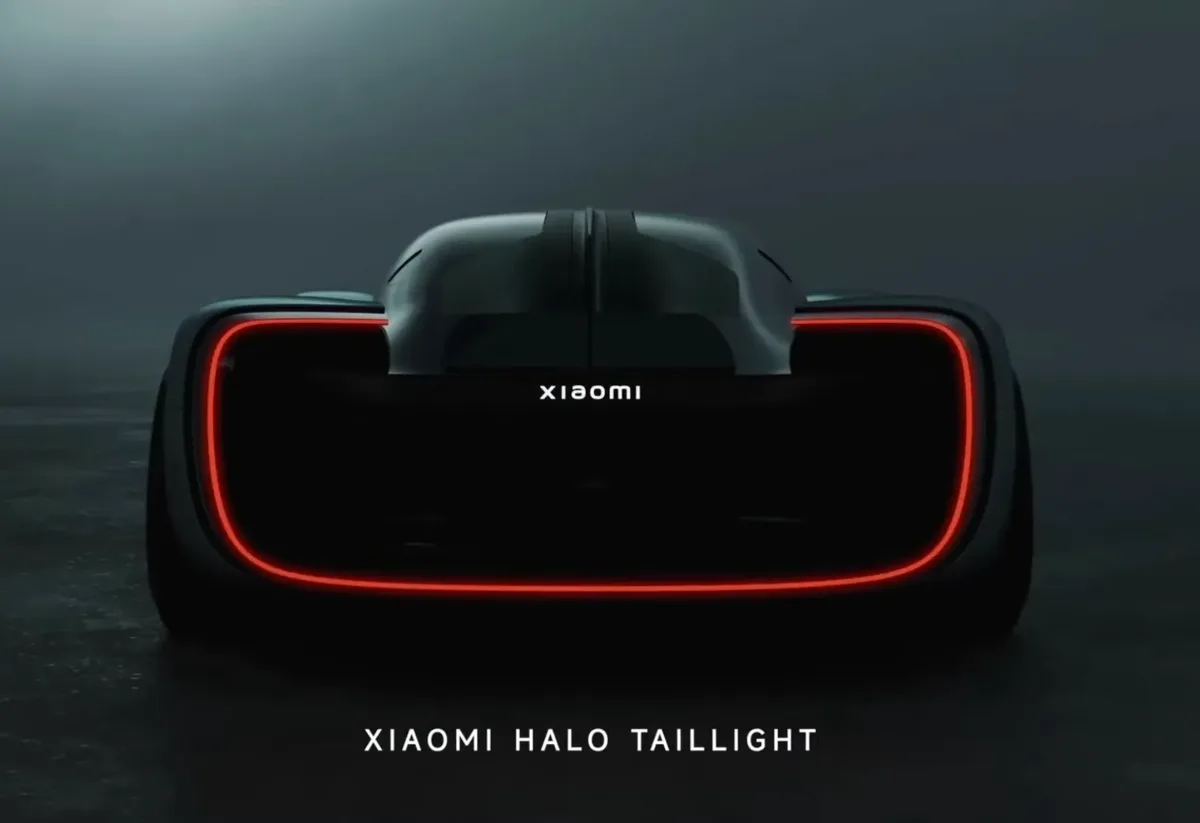 Spatele supercarului Vision GT cu lumini distinctive roșii.