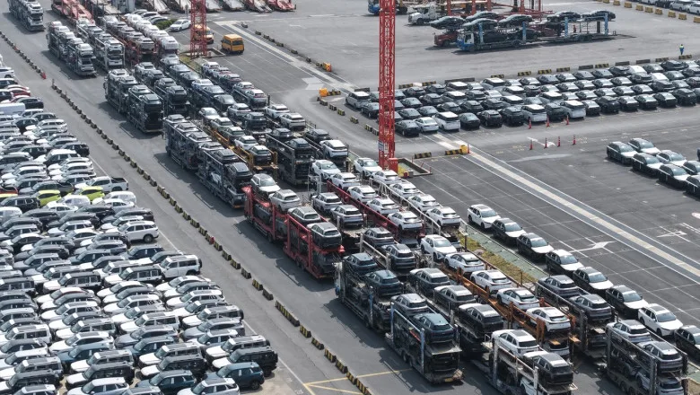 Parcare plină cu vehicule hibride, pregătite pentru export în Europa.