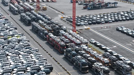 Parcare plină cu vehicule hibride, pregătite pentru export în Europa.