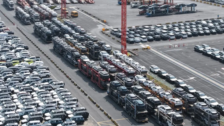 Parcare plină cu vehicule hibride, pregătite pentru export în Europa.