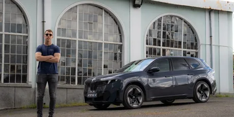 BMW iX3 50 xDrive, un SUV electric cu autonomie mare și încărcare rapidă.