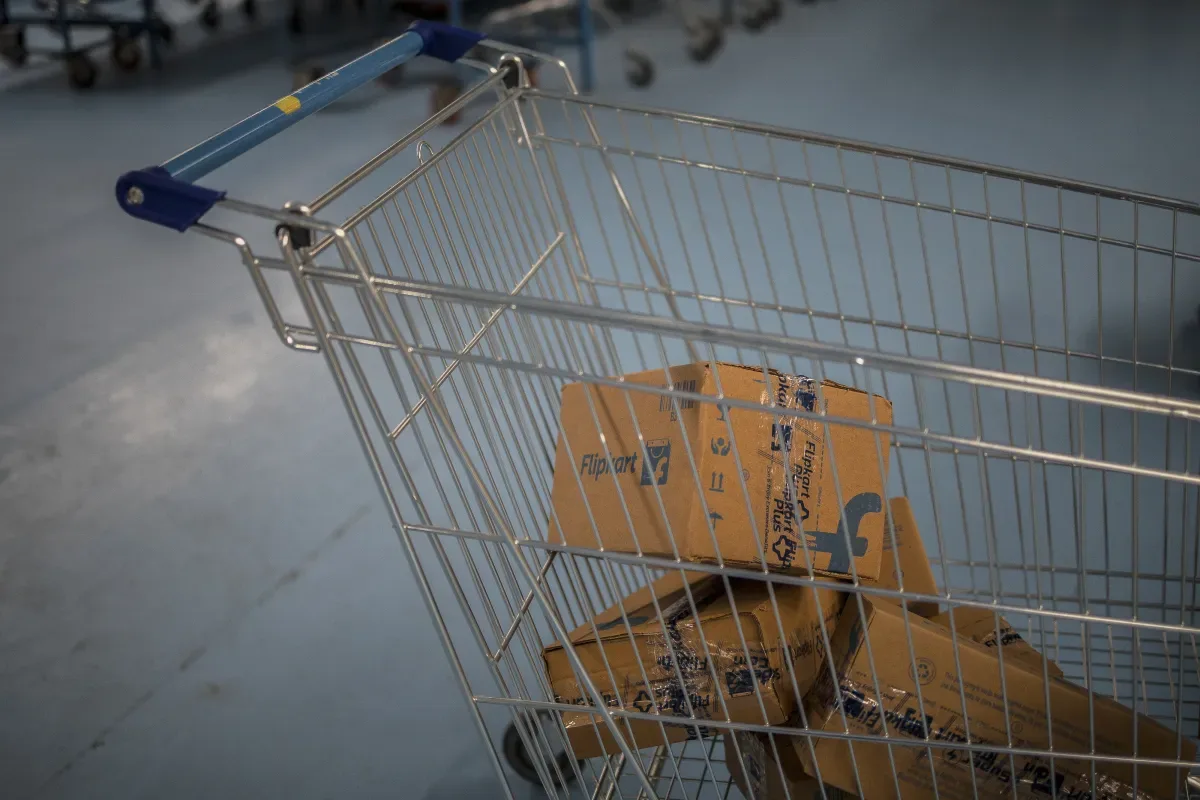 Cumpărături online cu produse Flipkart într-un coș de supermarket.