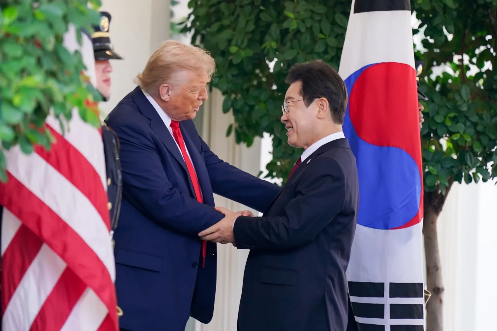 Întâlnire între liderii sud-coreean și american, discutând despre strategii regionale.