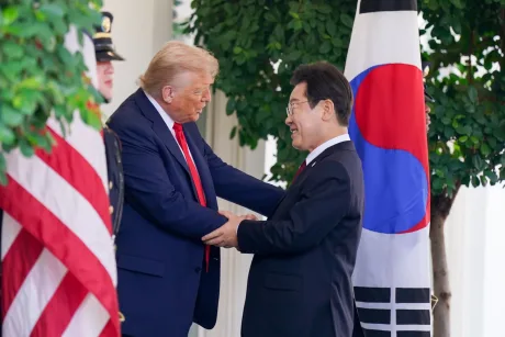 Întâlnire între liderii sud-coreean și american, discutând despre strategii regionale.