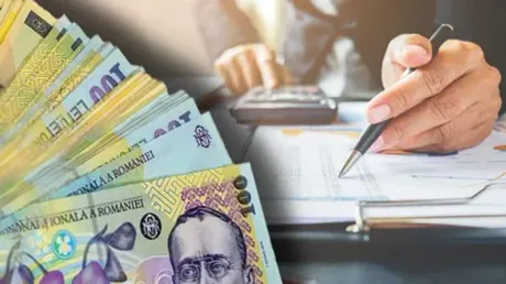 Bancnote românești și un calculator pe birou, simbolizând economia.
