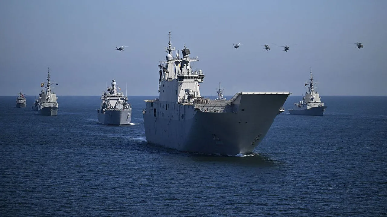 Nave militare și elicoptere în timpul exercițiului NATO pe mare.