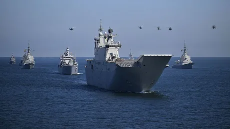 Nave militare și elicoptere în timpul exercițiului NATO pe mare.