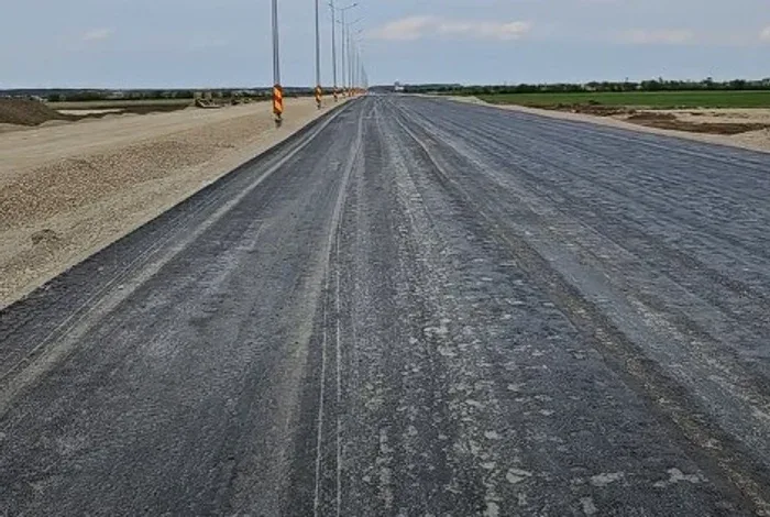 Drumul recent asfaltat al Centurii Comarnic, pregătit pentru trafic.