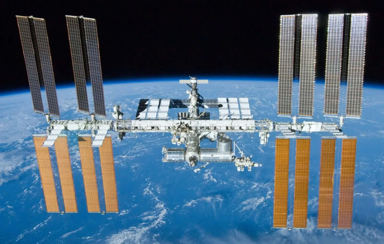 Stația Spațială Internațională în orbită, cu panouri solare vizibile.