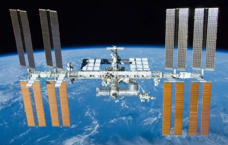 Stația Spațială Internațională în orbită, cu panouri solare vizibile.