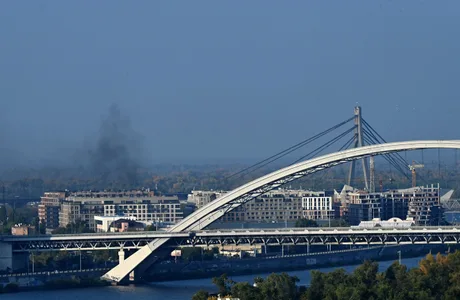 Fum negru deasupra unui oraș, indicând atacuri asupra infrastructurii energetice.
