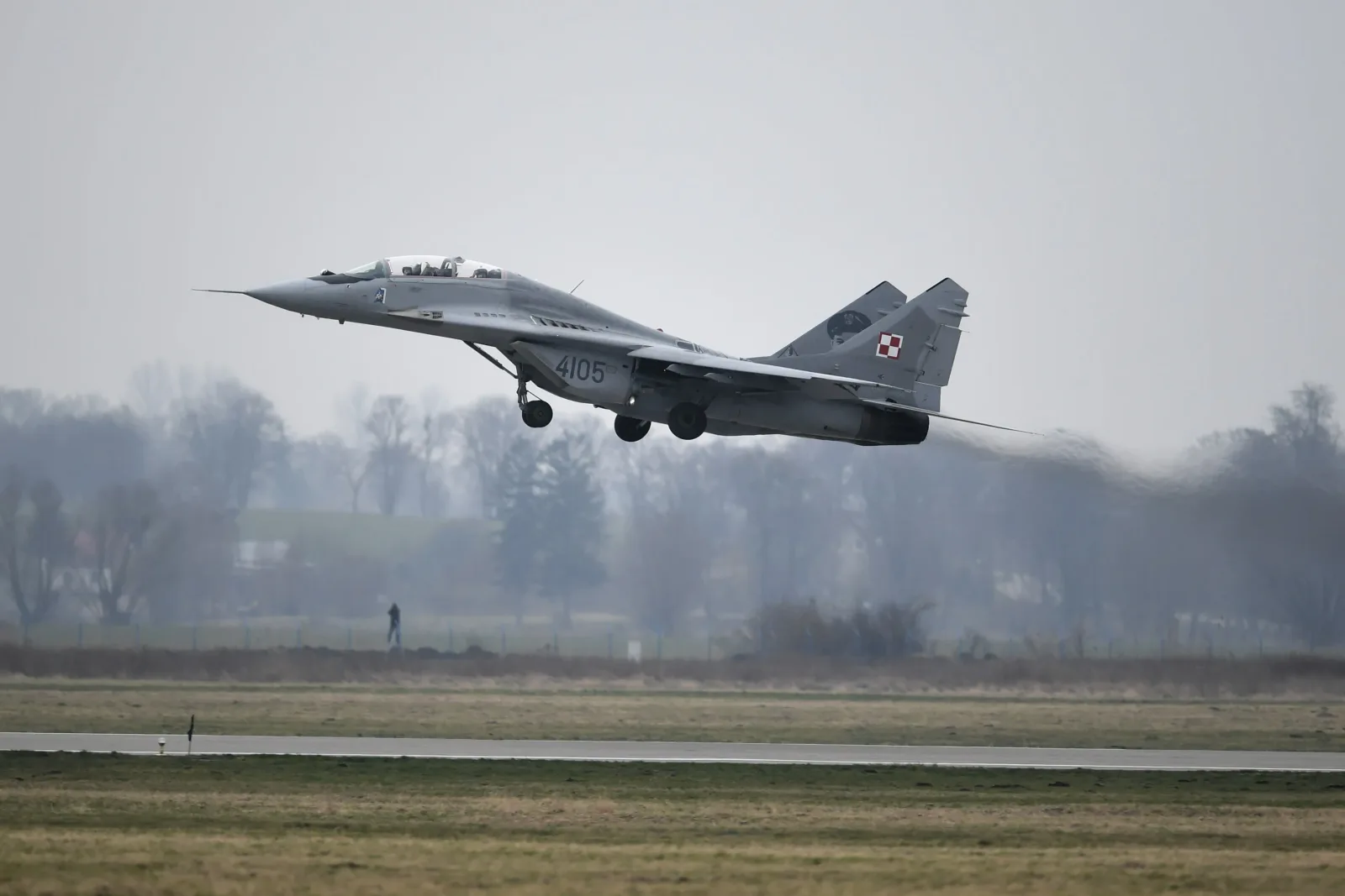 Avion MiG-29 decolând, simbol al tensiunilor polono-ucrainene.