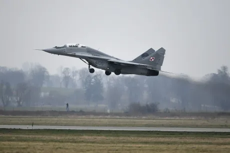 Avion MiG-29 decolând, simbol al tensiunilor polono-ucrainene.