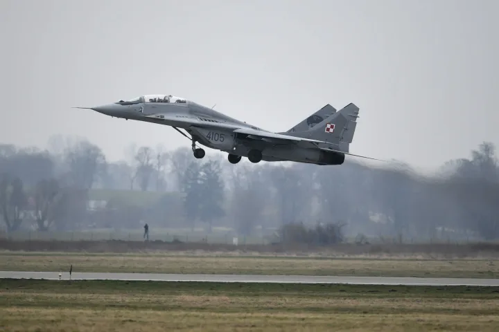 Avion MiG-29 decolând, simbol al tensiunilor polono-ucrainene.