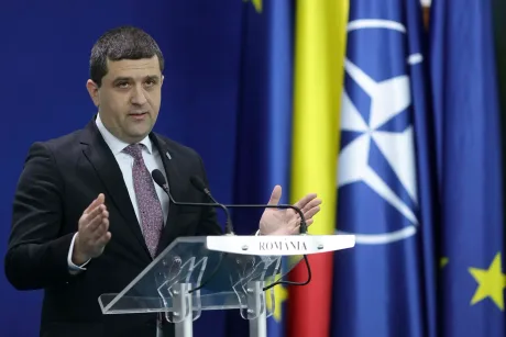Reprezentant al MApN discutând despre exercițiul de mobilizare din București.