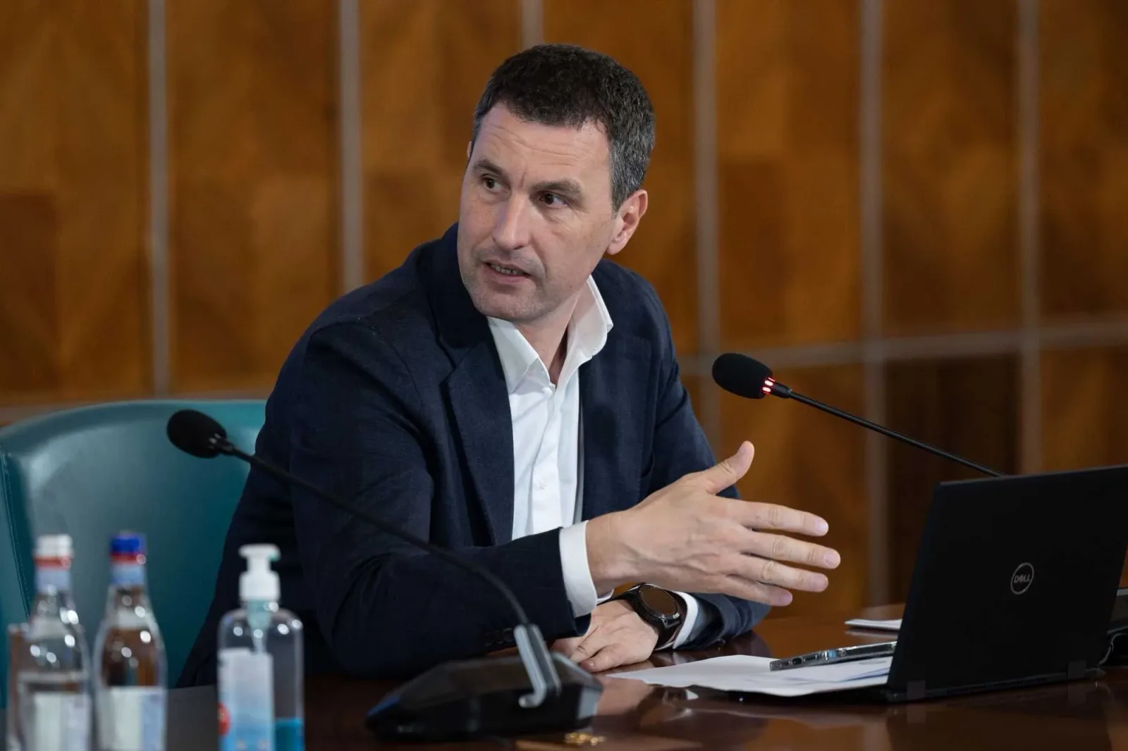Reprezentant al Ministerului Finanțelor discutând despre accize.