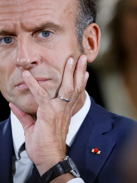 Emmanuel Macron cu o expresie serioasă, gânditor, la o conferință.