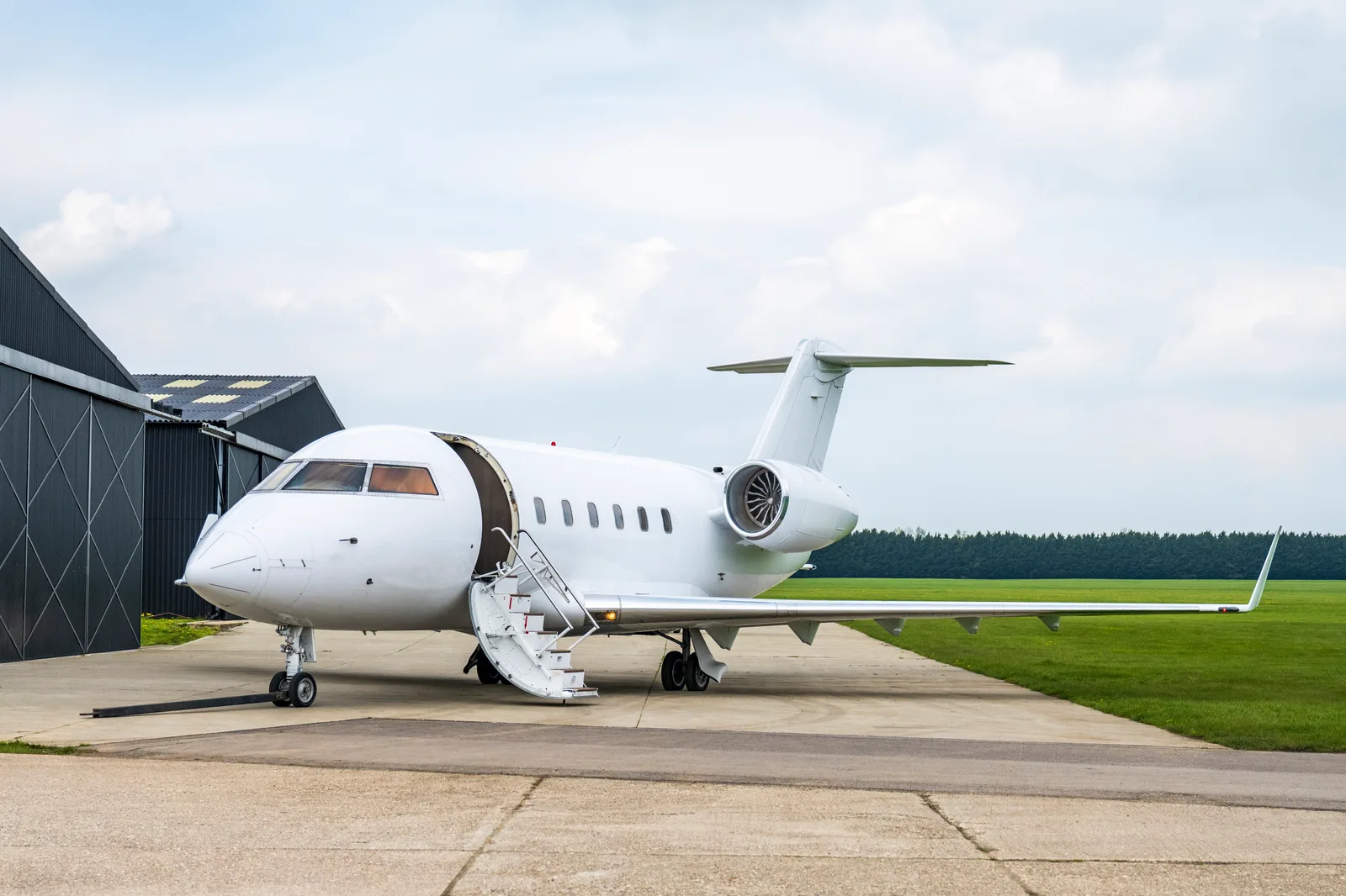 Avion privat parcat pe o pistă, pregătit pentru decolare.
