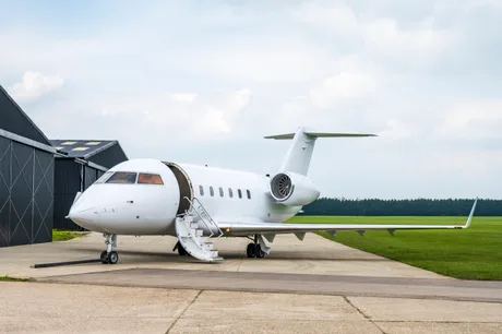 Avion privat parcat pe o pistă, pregătit pentru decolare.