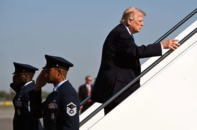 Guvernatorul DeSantis semnează legea pentru redenumirea aeroportului din Florida.